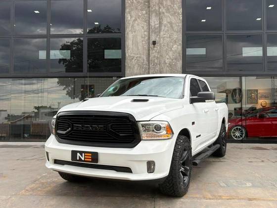 RAM CLASSIC 5.7 V8 GASOLINA LARAMIE NIGHT EDITION CD 4X4 AUTOMÁTICO